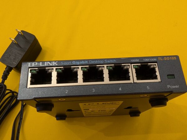 TP-LINK TL-SG105 5-Port Desktop Switch - Image 2